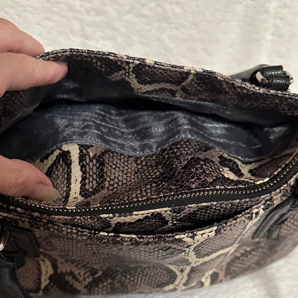 Simply Vera Vera Wang Stylish Snake Print Handbag or Cross Body - Picture 4 of 9